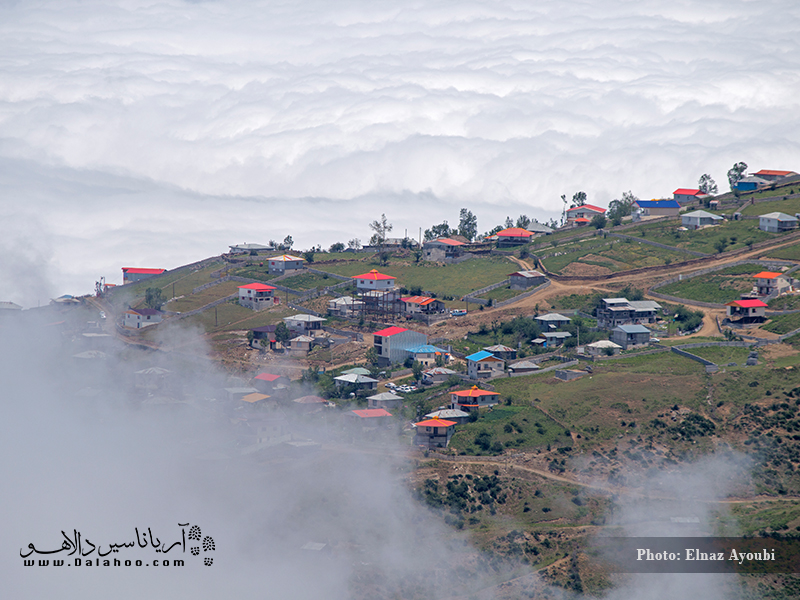 نمایی از منظره روستا در میان ابرها.