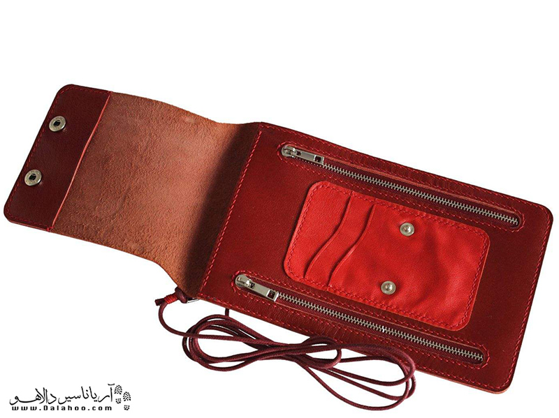  استفاده از یک کیف پول گردنی راه مناسبی برای ایمن نگه داشتن وسایل در سفرهای کویریست.