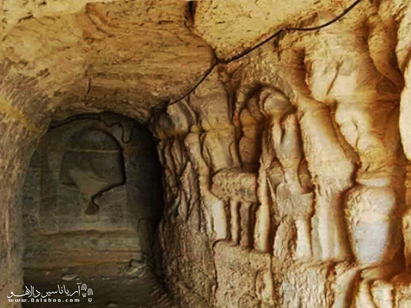 برای اینکه ظاهر و اصالت غار حفظ شود، صورتک‌هایی به سبک باستانی بر روی دیوارهای غار خربس کنده شده است. 