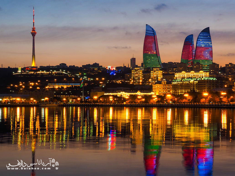 این آسمان‌خراش‌های موج‌دار و شیشه‌ای آبی‌رنگ در سال 2012 ساخته شده‌اند و نماد معماری معاصر باکو هستند.