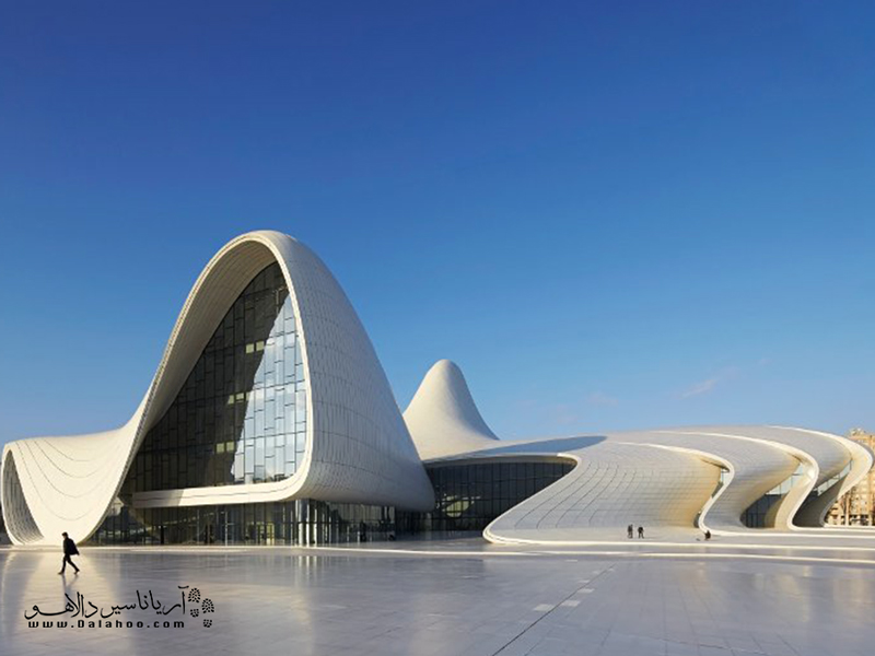 مرکز فرهنگی حیدر علی‌اف، بنایی شبیه به سفینه فضایی.