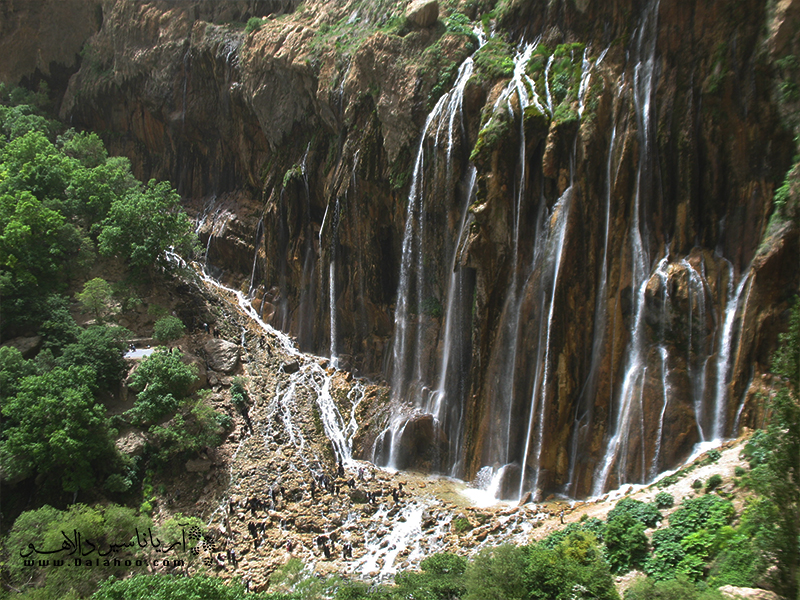 مارگون، آبشاری که در دل کوه جاری است.