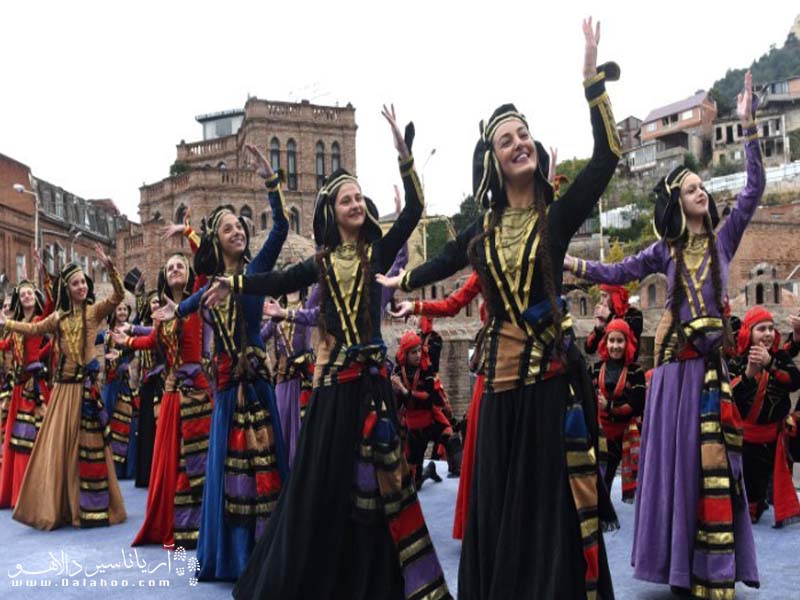 پوشیدن لباس‌های سنتی در مراسم رسمی امری مهم در گرجستان است