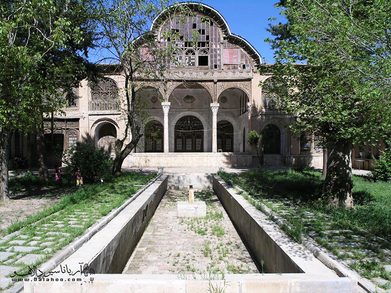 عمارت مشیردیوان را میرزا یوسف مشیر دیوان در دوره قاجار ساخت و زمانی استانداری کردستان بود.