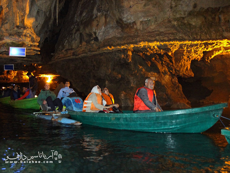 قایق سواری در طولانی‌ترین غار آبی جهان.