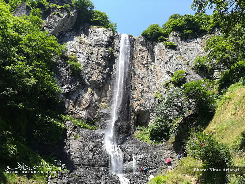 آبشار لاتون، با ارتفاعی بیشتر از 100 متر لقب بلندترین آبشار ایران را به خود اختصاص داده است.