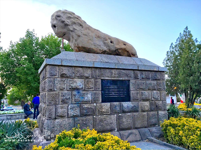 مجسمه شیر سنگی از آثار تاریخی باقی مانده از دوران ایران باستان در این شهر است.