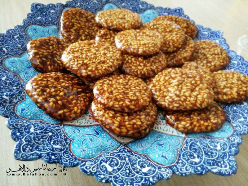 یکی از سوغاتی‌های خوشمزه کردستان، شیرینی کنجدی گزانگبین است.