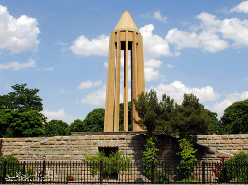بنای آرامگاه ابن سینا تلفیقی از دو سبک معماری ایران باستان و ایران بعد از اسلام است.
