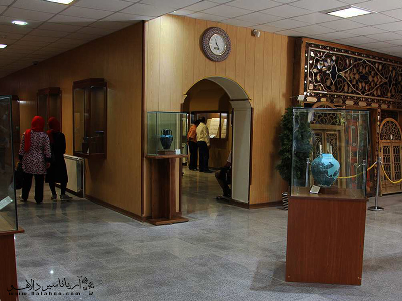موزه هگمتانه را با توجه به انواع اشیاء و آثار باستانی عرضه شده می‌توان به دو بخش تاریخی و اسلامی تقسیم کرد.