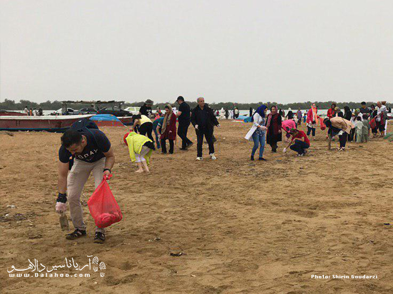 برداشتن زباله در ساحل گواتر چابهار توسط مسافران مسئول دالاهو.