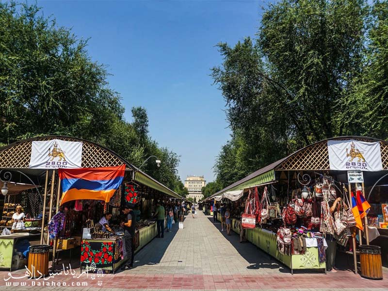 در بازار هزاردان می‌توانید انواع محصولات محلی ارمنستان را پیدا کنید