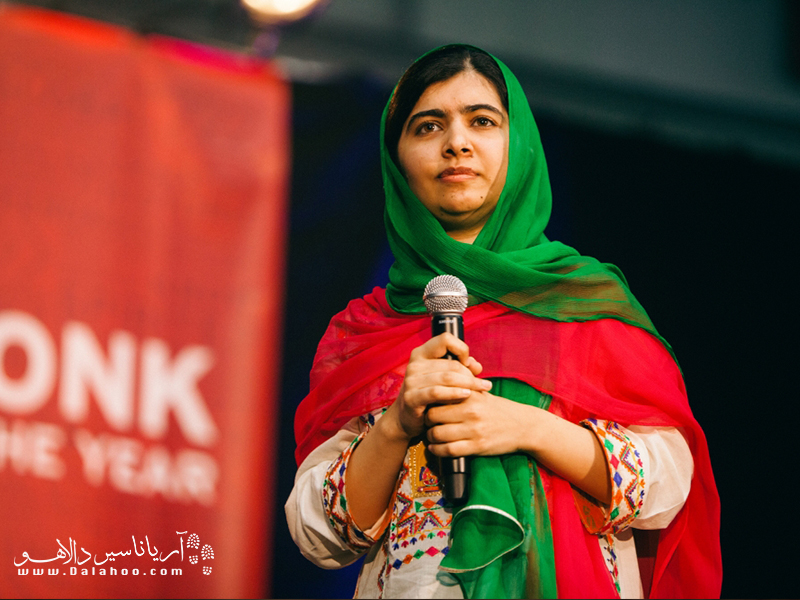 ملاله یوسف‌زَی، دختری که در دفاع از حق آموزش توسط طالبان مورد هدف گلوله قرار گرفت. او فعال حقوق بشر و حقوق کودکان و عضو کمپین تحصیل دختران اهل پاکستان است.
