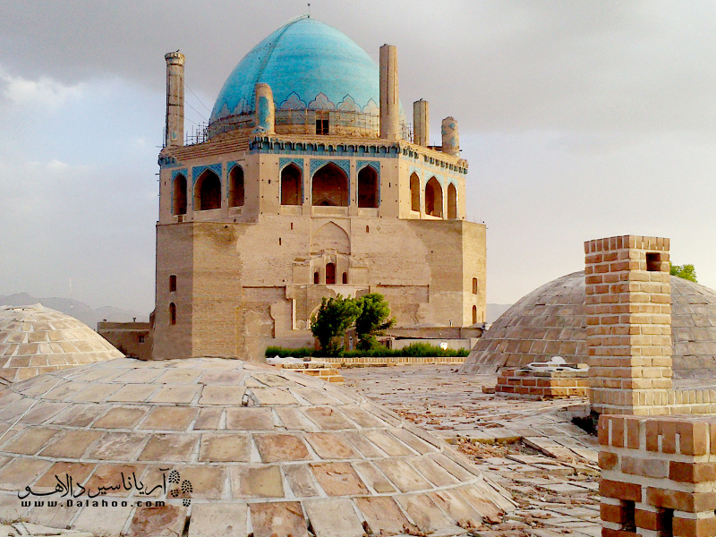 این بنا را بزرگ‌‌ترین گنبد تاریخی در ایران و بزرگ‌ترین گنبد آجری در جهان می‌دانند