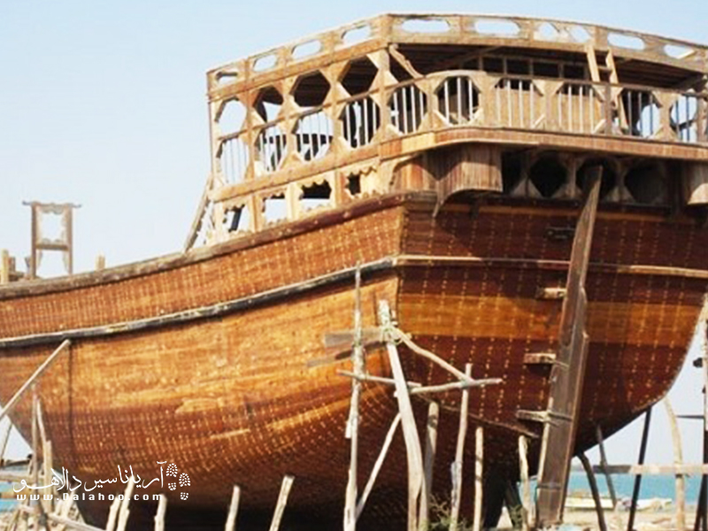به سبب نزدیکی به دریا از دیرباز صنعت لنج سازی در بوشهر رواج داشته.