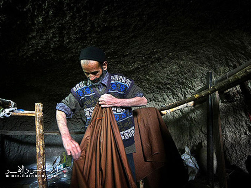 عبا یکی از مشهورترین صنایع دستی بوشهر است. عبا به نوعی پارچه اطلاق می‌شود که از پشم شتر به دست می‌آید. 