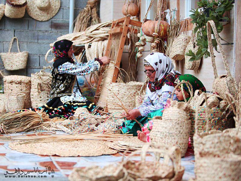 بسیاری از مردم بوشهر به سمت تولید صنایع دستی رو آوردند مانند گبه بافی، گلیم بافی، حصیربافی، عبابافی و... 