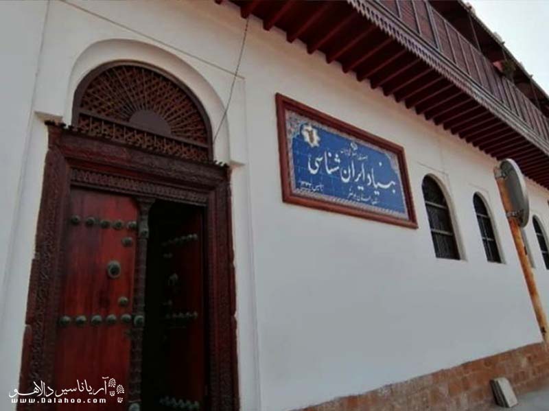 عمارت طبیب عمارت باشکوهی در محله بهبهانی‌های بوشهر است که هم اکنون در اختیار بنیاد ایران‌شناسی بوشهر قرار گرفته.