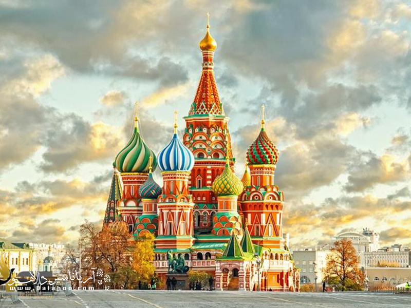 کلیسای واسیلی مقدس یک کلیسای ارتدکس با گنبدهای رنگارنگ پیازی شکل است.