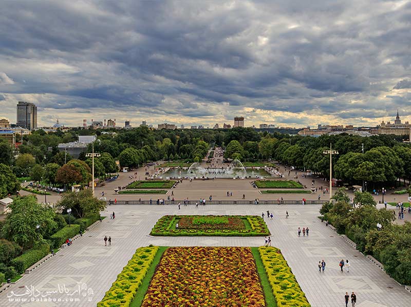  پارک گورکی در کنار رودخانه شهر مسکو و به مساحت 120 هکتار است. 