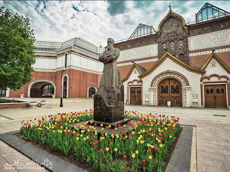 در گالری ترتیاکوف شهر مسکو بیش از 180 هزار تابلو نقاشی، مجسمه و آثار هنری مربوط به بیش از هزار سال پیش موجود است. 