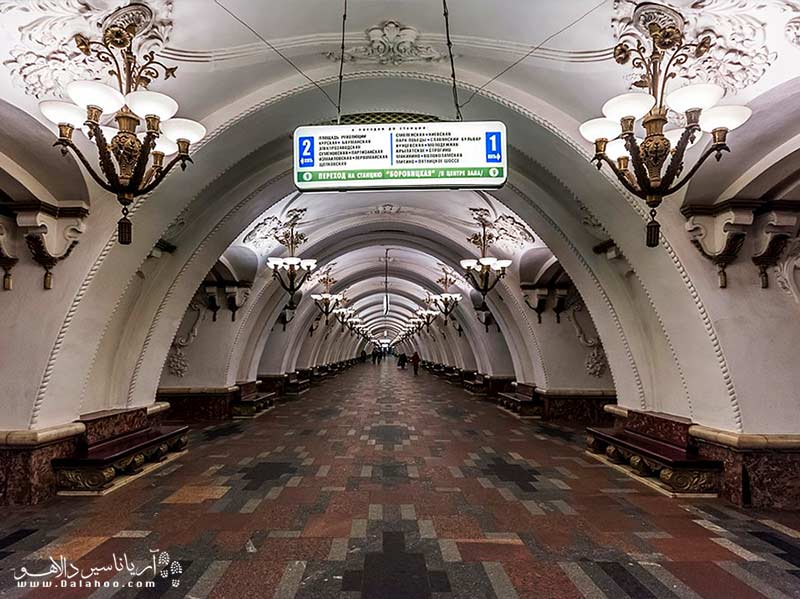  ایستگاه آرباتسکایا معماری مجللی دارد، طاق‌های بسیار زیبا با گچبری به همراه تزئیناتی مانند لوسترهای بزرگ