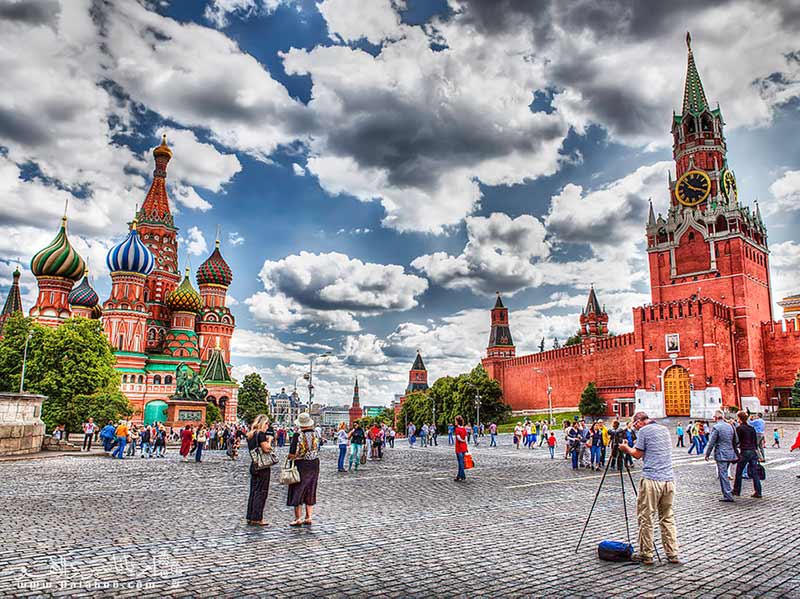 در میدان سرخ مسکو کلیسای سنت بازیل و موزه تاریخ را می‌بینید. 