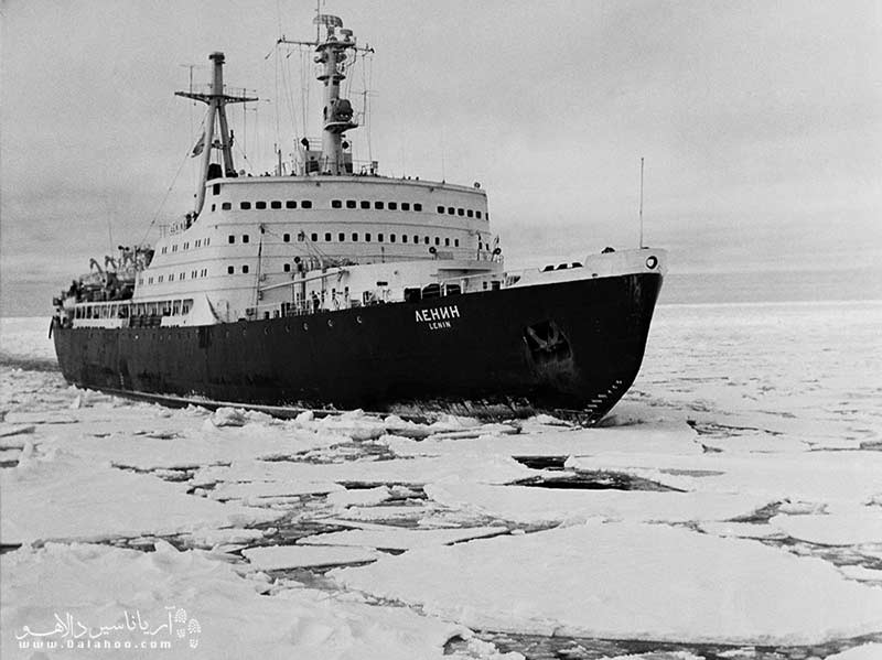 کشتی یخ شکن اتمی لنین در زمان فعالیت با شعار: