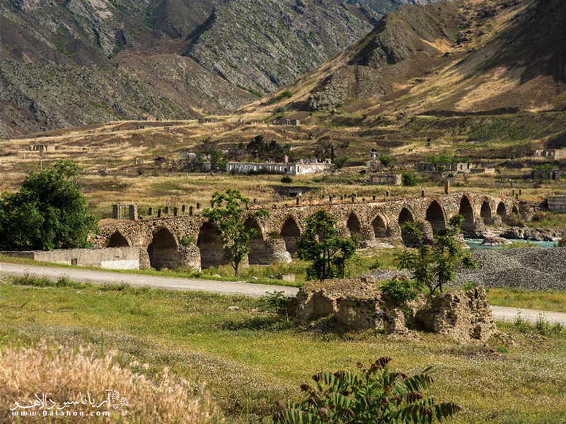  پل‌های بسیاری روی رود ارس ساخته شده اشاره کرد که معروف‌ترین  آنها در ایران به  نام پل خداآفرین روی ارس در قره داغ است. 