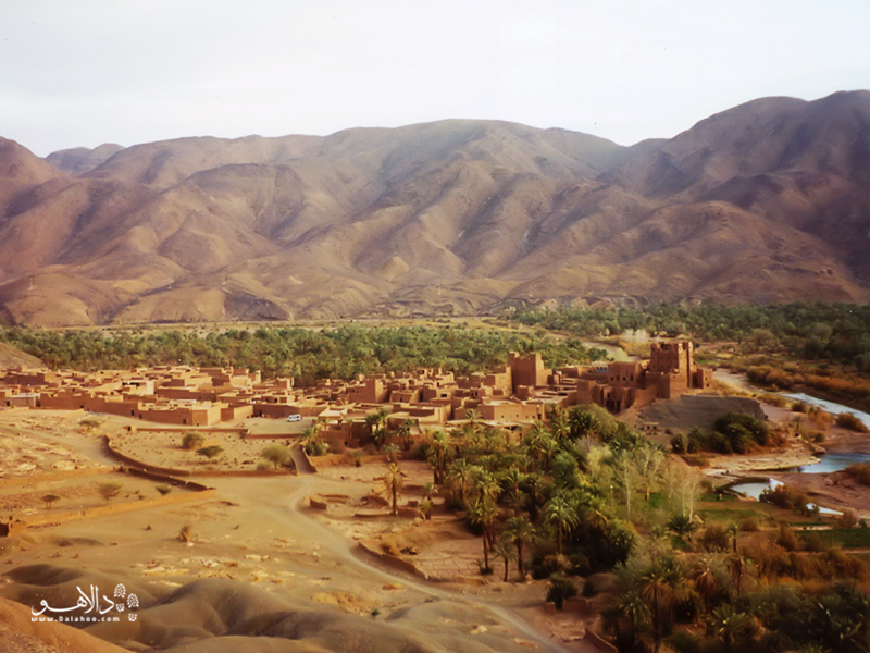 زیبایی دره را از پنجره ماشین دنبال کنید و لذت ببرید.