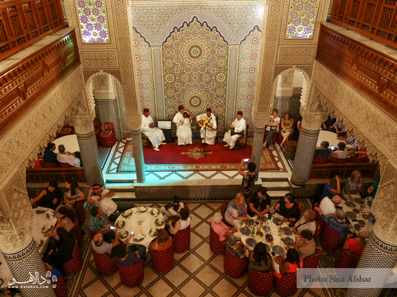 رستوران سنتی شهر فاس، میزبان همسفران دالاهو بود تا شبی خاطره‌انگیز را در کنار هم همراه با پذیرایی عربی رقم بزنند. 