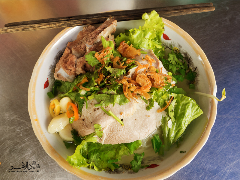 چشیدن غذای ویتنامی یکی از دلایلی است که گردشگران را به این کشور می‌کشاند. 