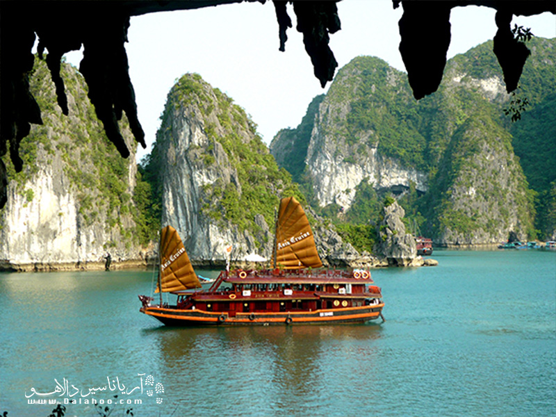 خلیج هالونگ (Halong Bay) حدود 165 کیلومتر با هانوی فاصله دارد و با جزایر آهکی‌اش که حدود 500 میلیون سال قدمت دارند. از جاذبه‌های طبیعی ویتنام به حساب می‌آید. 