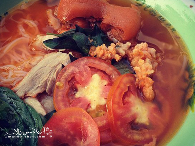 گوجه‌فرنگی‌های این سوپ را از میان آب گوشت شکار کنید تا چربی بیش از حد سوپ اذیتتان نکند.