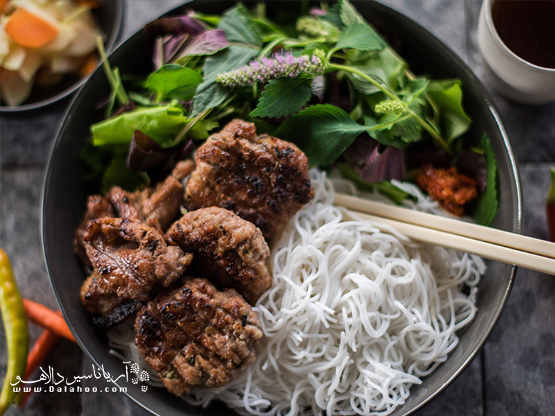 این غذا ویژه هانوی است، همه جا در خیابان‌های هانوی آن را خواهید یافت. در واقع همبرگر ویتنامی است. 