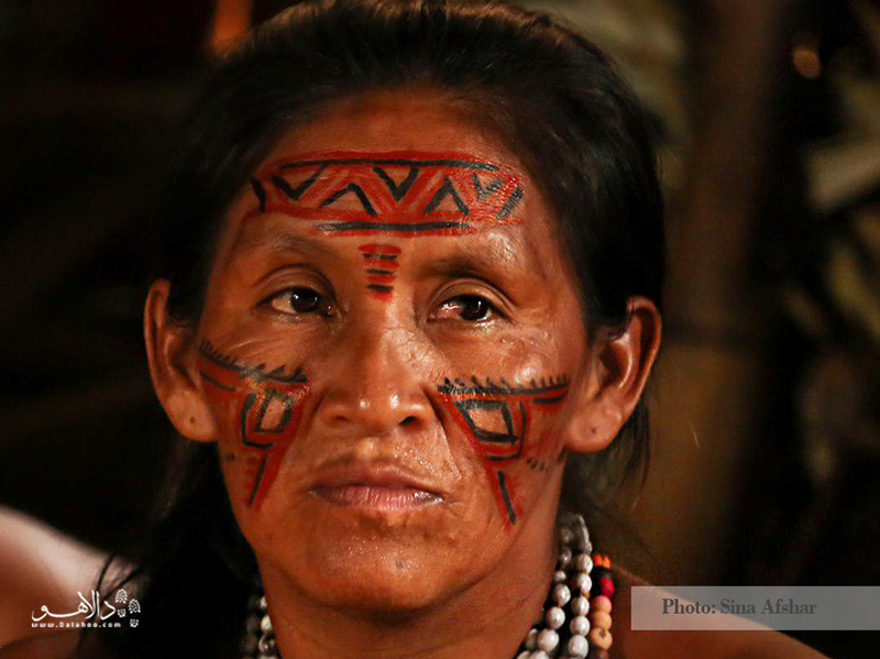 بومیان برزیل را ا ز نزدیک ببینید. با صورت‌های رنگی و لباس‌های عجیبی که به تن دارند. 