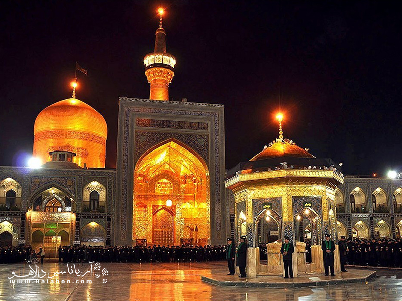 ساعت‌ها آینه‌کاری، طلاکاری و معماری اسلامی بی‌نظیر آستان مقدس را تماشا کنید و لذت ببرید.