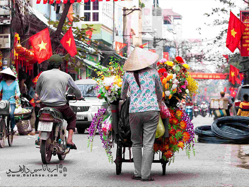 اگر در فصل مناسب به هانوی سفر کنید، جاذبه‌های متفاوتی مثل این گلفروش‌های دوره گرد می‌بینید