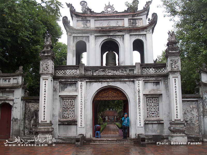ایه ستون‌های این معبد به شکل لاکِ لاک‌پشت ساخته شده. لاک‌پشت نماد خرد و هوش ویتنامی‌هاست.