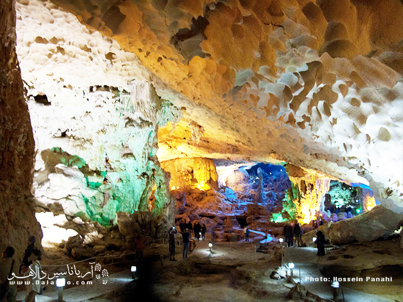غار شگفت‌انگیز در جنوب خلیج هالونگ است و ده هزار متر مربع مساحت دارد.