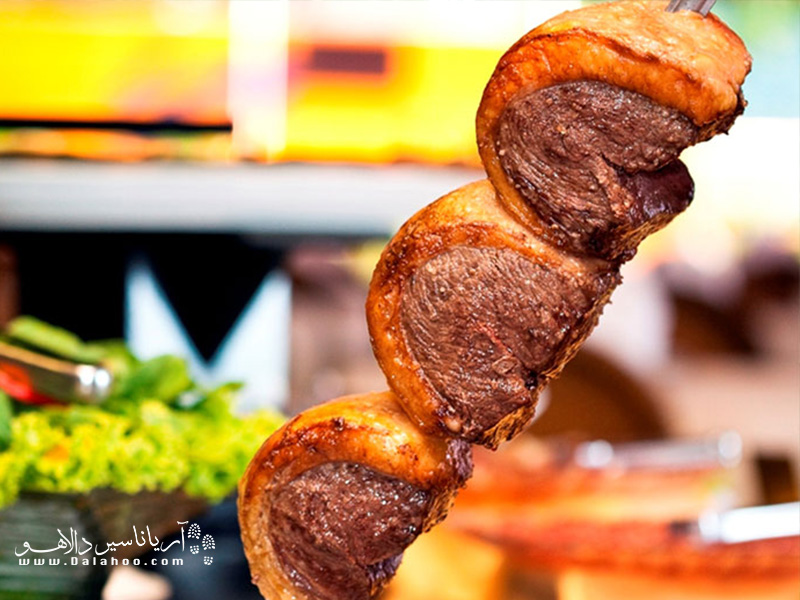 «شورازکاریا» یا همان کباب سنتی ریو یکی از محبوب‌ترین غذاهای این شهر است. به ریو که رفتید حتما امتحانش کنید.
