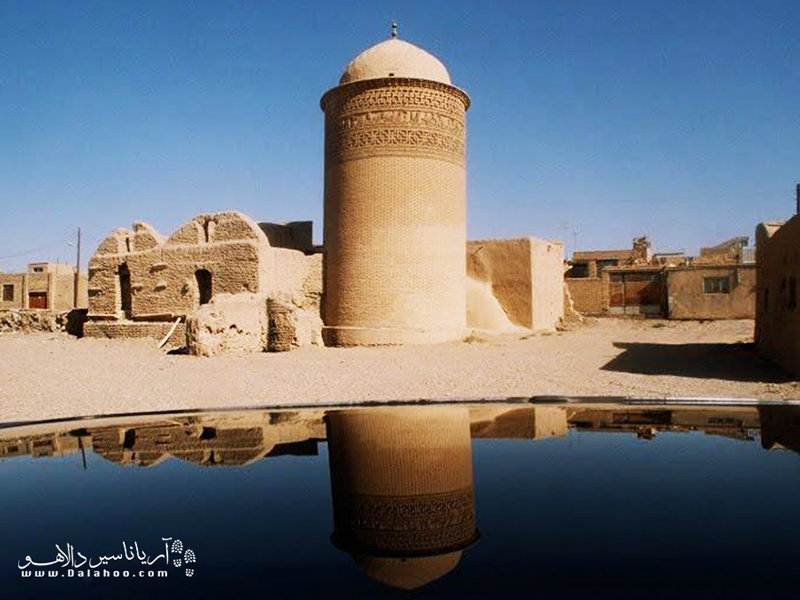 مقبره پیر علمدار، دومین برج کهن ایران بعد از گنبد قابوس است.