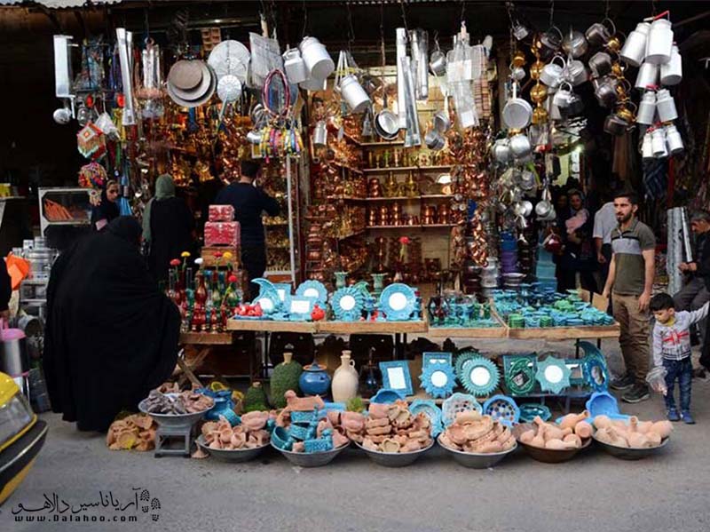 بازار خرم‌آباد بنایی تاریخی متعلق به دوران قاجار است که در گذشته به عنوان کاروانسرا استفاده میشده