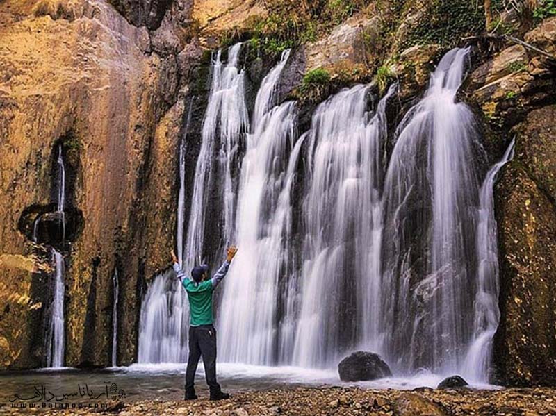 آبشار وارک در غرب گردنه نوژیان است