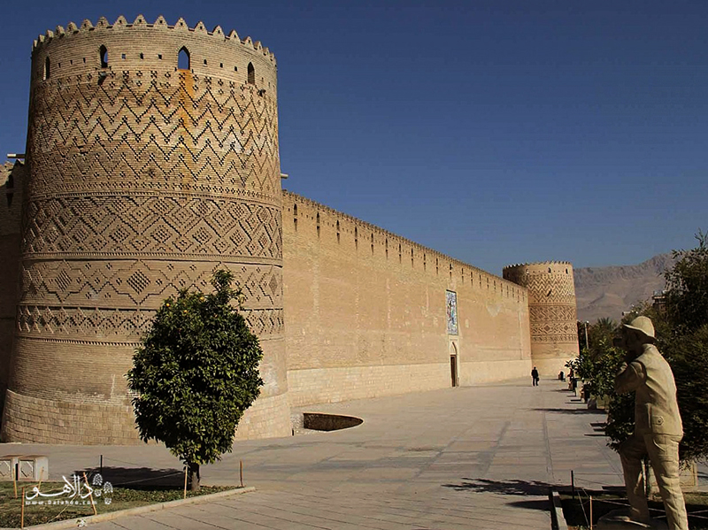 ارگ کریم‌خانی در مرکز شهر شیراز قرار دارد و متعلق به دوران زندیه است.