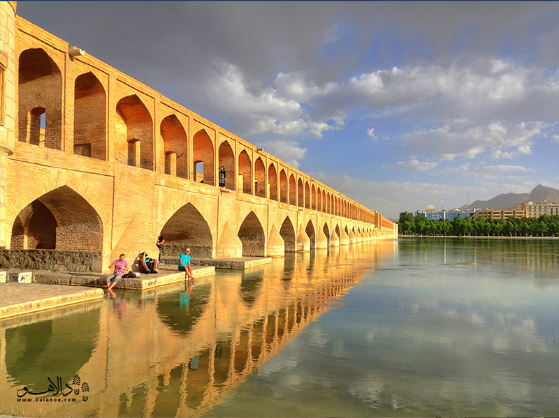 سی و سه پل در زمان حکومت شاه عباس اول بر روی رودخانه زاینده‌رود ساخته شد.