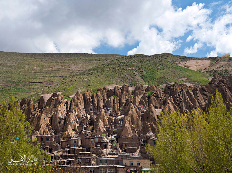 روستای کندوان منطقه‌ای صخره‌ای و مسکونی است که سکونت در آن حدود 800 سال قدمت دارد.