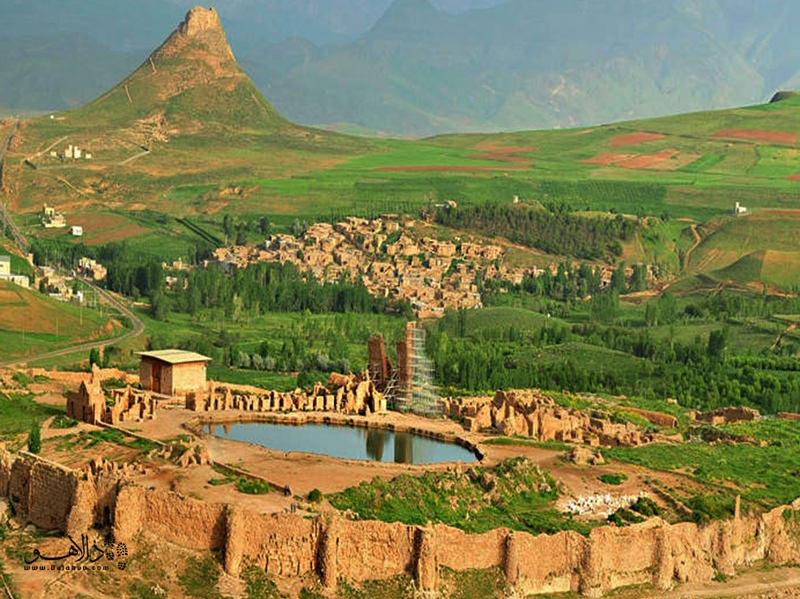 دریاچه‌ای در حصار آثار تاریخی.
