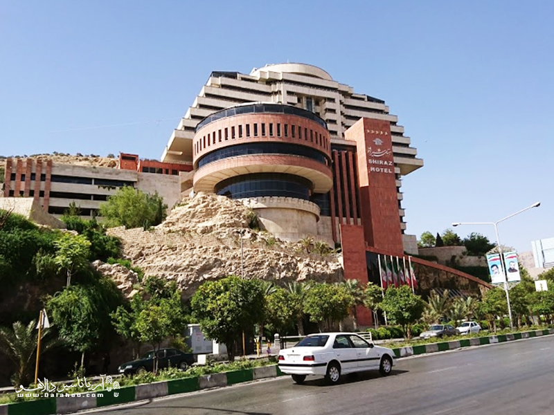 از دیگر هتل‌های معروف و لوکس شیراز می‌توان به هتل بزرگ 5 ستاره شیراز اشاره کرد.
