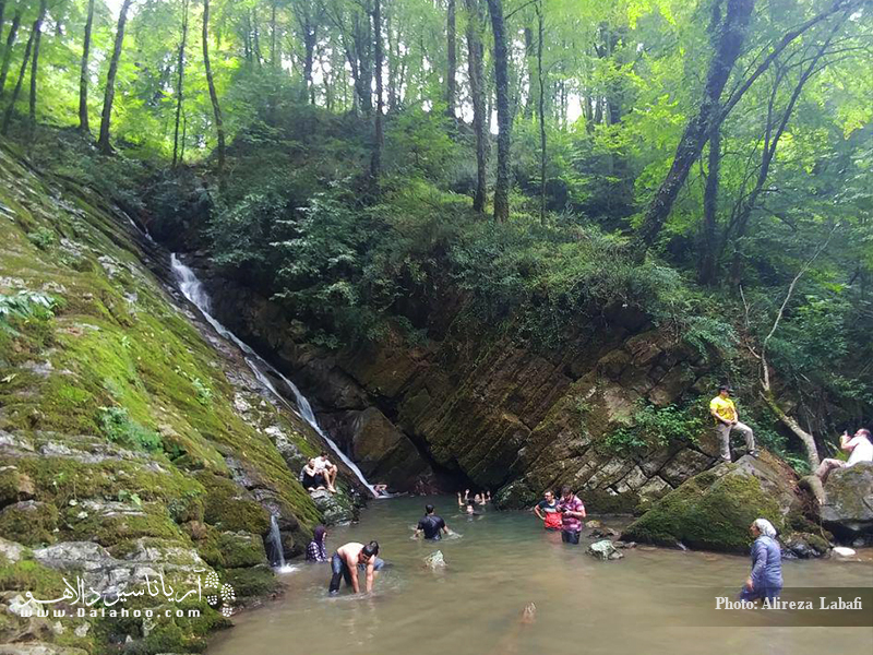 آبشار روخانکول در یکروز تابستانی و تجربه لذت‌بخش آبتنی در آن.